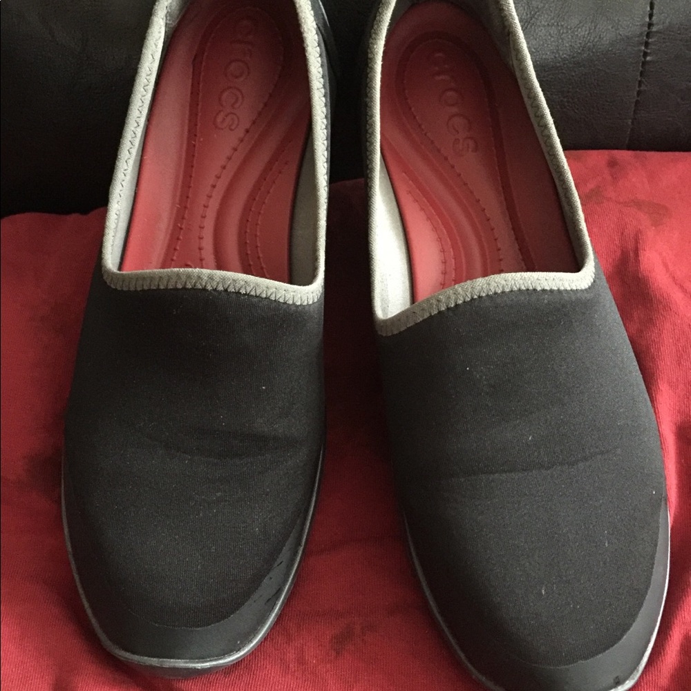 🤩 women’s CROCS FLATS 🤩